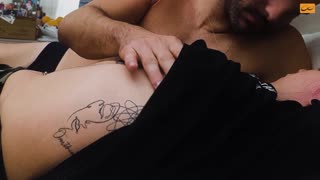 او از بازی نوک سینه و عمل انفرادی با ارگاسم شدید می‌لرزد