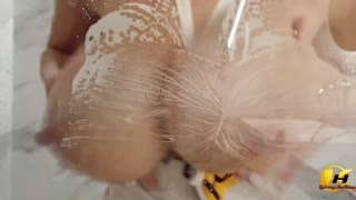 爆乳MILFカテリーナハルトロヴァ小川でミニビキニ濡らし巨乳遊び