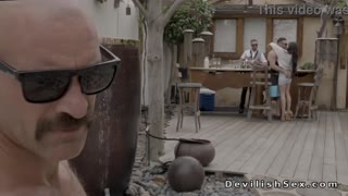 Ποτέ δεν αναρωτήθηκες πώς αισθάνεται το ξυρισμένο κούνημα μιας γεμάτης γκόμενας όταν γλείφεται και γαμιέται σκληρά;