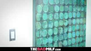 Тийнейджърка 18+ хваща менторката си в див тройка с приятеля - Thebadmilf