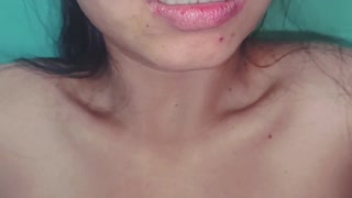 Хеј, погледајте ову врућу аматерку како јаше дечка са мокром пицом близу