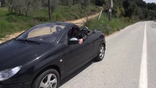 ایک حیرت انگیز ملف نے عوامی آؤٹ ڈور سیٹنگ میں اجنبی کے بڑے لنڈ کو ہینڈ جاب دیتی ہے