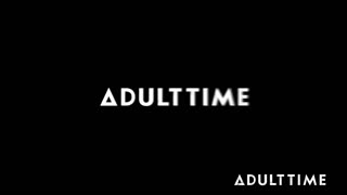 Adult time κολλεγιακές γλυκές Myra Moans και Madi Collins ανταγωνίζονται για προσοχή στο πρώτο θρίλερ