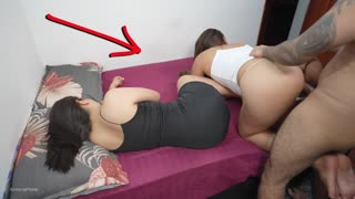 Wah, istri bawa temannya dan jadi gila di ranjang