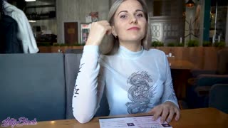 Én zümmögök Letty Black távirányítós vibrátorával egy zsúfolt kávézóban