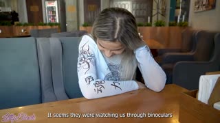 Aku deg-degan karo vibrator remot Letty Black ing kafe rame