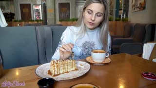 എനിക്ക് ലെറ്റി ബ്ലാക്കിന്റെ റിമോട്ട് വൈബ്രേറ്റർ കൊണ്ട് ഒരു നിറഞ്ഞ കഫേയിൽ വിറയ്ക്കുന്നു