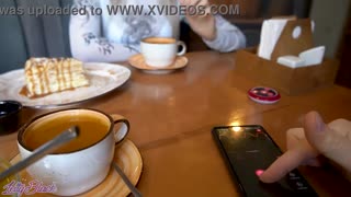 ninatetemeka na vibrator ya mbali ya Letty Black katika kahawa iliyojaa