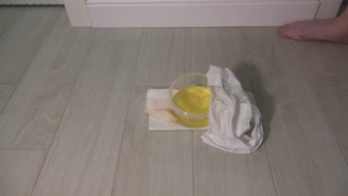 nézd ezt a görbe milfet, aki fehér bugyiban pisil egy mocskos amatőr fetishez