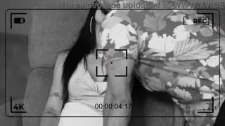 Hej, chceš vidět, co se děje za scénou s horkou brunetkou?