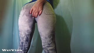 Hey, schau mir zu, wie ich in engen Jeans pinkle mit großem sexy Arsch