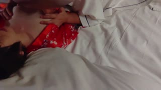 अमात्युर पीओव्ही: लाल किमोनोतील सुंदर लहानशी 18+ मुलगी मागून प्रवेश करते, लिंग चोखते, योनी चाटते, क्रिम्पाय