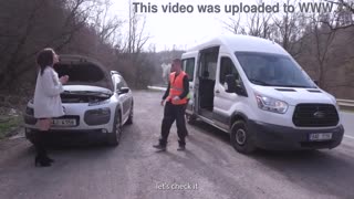 Pallot syvään kaksinkertaiseen tunkeutumiseen Emily Pinkin kanssa! Äärimmäinen kurkunpohja, kova seksi, isot aukot, creampie nieleminen rikkoutuneessa autossa roolipelissä