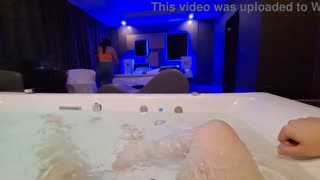 Hišna pomočnica dobi zabodeno v jacuzziju za samo 20 evrov