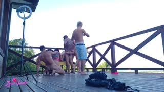 Únik studentského zážitku na kolejní palubě s intenzivní trojkou