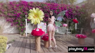 হট ব্রুনেট টোবি টেলর আউটডোর্সে তার স্টানিং ন্যাচারাল কার্ভস আনভেইল করে