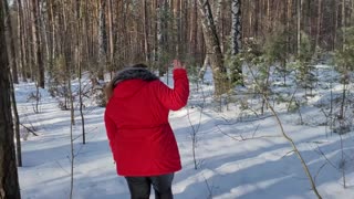 Kulatá horká v černých kožených legínách cucá a bere tvrdý výstřel v zasněženém lese