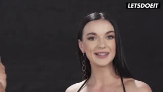 Seksi Tsjekkisk rev Lady Gang presser grensene med ekstrem anal handling mot en massiv hvit pinne - hennes grense