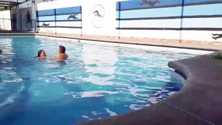Sedotta casalinga cicciottella per pompata in piscina pubblica! Questa troia latina tettona ha preso il mio cazzo profondo in acqua
