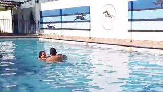 Cám dỗ bà vợ béo phì để đập mạnh ở hồ bơi công cộng! Cô Latina vú to này nuốt sâu con cặc tớ trong nước