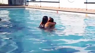 Nilimshawishi mwanamke mnene wa nyumbani kwa kupiga kwenye dimbwi la umma! Mwanamke huyu wa Latina mwenye matiti makubwa alichukua mboo wangu kirefu ndani ya maji