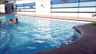 Σεδούχθη μια Χοντρή Νοικοκυρά για Άγριο Σεξ σε Δημόσια Πισίνα με την Κοπέλα Latina!