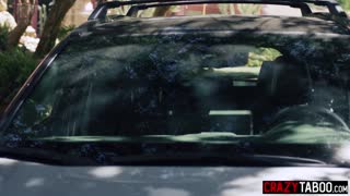 ÜVEY OĞUL ÜVEY BABANIN ÜNİFORMASINI GİYİNCE Çaresiz MILF DANA VESPOLI'YE VURUYOR