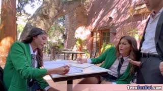 Ситне универзитетске тинејџерке (18+) раде бесплатну секс дан промоцију - изгледа као велики успех