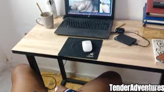 Zašel jsem do její kanceláře, abych jí vrazil obrovský penis