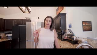 Zralá ženská se svléká a dává kozy mladíkovi Coco Vandi