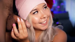 Blonde Schat Plagt en Bevredigt met Speelse Bewegingen