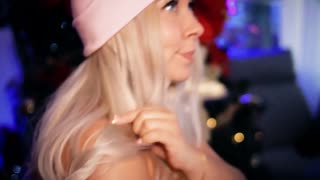 Blondi kaunotar houkuttelee ja miellyttää leikkisillä liikkeillä