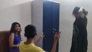 Threesome amatir Desi bergoyang dengan dua gadis satu cowok