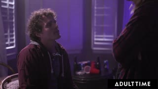 Emily Willis promatra Aidru Fox i Kristen Scott u voyeurskom realityju