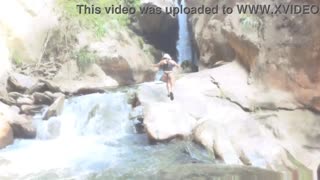 Yo, Tingnan si Lilyan, Sexy Latina na Nag-stripping sa Tabing Ilog