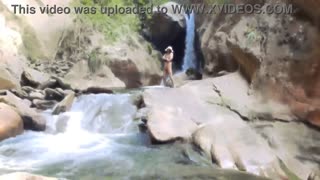 Yo, Uită-te La Lilyan, Latina Sexy Se Dezbracă Lângă Râu