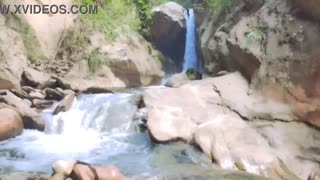 よし、リリアン、セクシーなラテン女性が川辺でストリップ