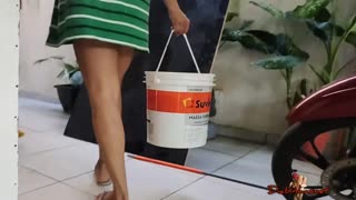 കാലത്തെ ചൂടിൽ മിനിമൽ ക്ലോത്തിൽ ടീസ് ചെയ്യുന്ന സെഡക്ടീവ് വാഷർവുമൺ ബാർബി ഫിറ്റ്