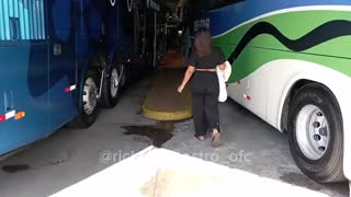 Angalia video hii iliyovuja ya msichana wa miaka 18 akinywa nyota wa ponografia kwenye basi!