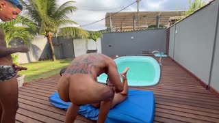 넷에 떴어! 18세 노빈야가 수영장에서 2명에게 주는 격렬한 장면