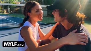 มิลฟ์ฟิตในชุดเทนนิสให้ปากในระหว่างออกกำลังกาย จากนั้นโดนเซ็กส์แบบมิชชันนารีและด็อกกี้สไตล์โดยหนุ่มสักในเซสชั่นพีโอวี