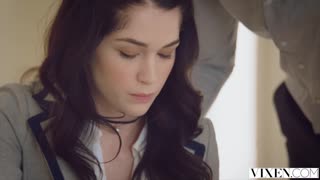 طالبة ساخنة تغوي معلمها لعمل بري على vixenplus! 🔥