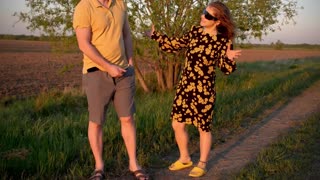 Нежно будим своју девојку у поноћ за страствен секс и дубоки кремпај