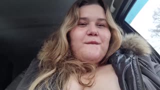 "Oh, pancutan besar di dada besar BBW blonde cantik di hujan!"