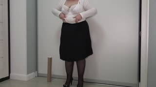 Zrela manekenka pozira na snemanju s krivuljami za kulisami