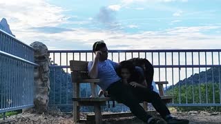 odvážný hluboký throat na cizinci v drsných horách