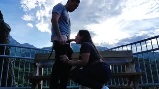 Drzno globoko grlo tujcu v goratih gorah