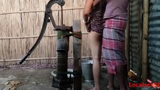 Vaška žena dobi nabito na prostem od prijatelja