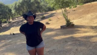 Η γειτόνισσα της Κένταλ με τα μεγάλα στήθη κάθισε για μια τρελή βόλτα. Πήρε το μεγάλο μαύρο καβάλο σαν επαγγελματίας!