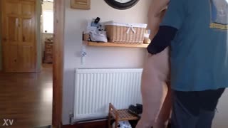 Nackte Ehefrau begrüßt Fuck-Buddy an der Tür willkommen